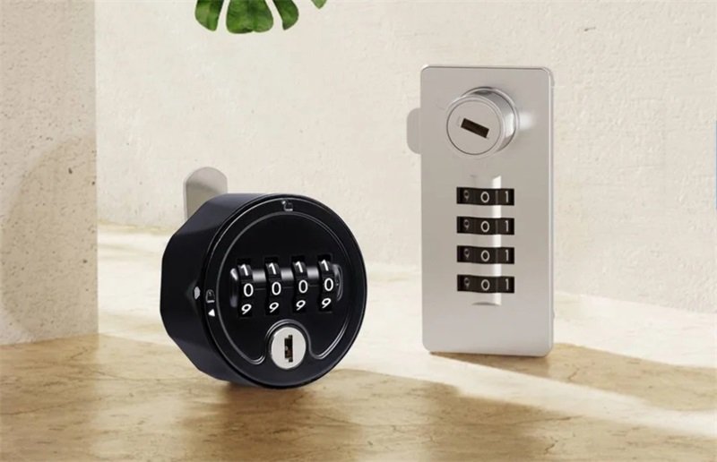 What are the differentiating advantages of MAKE's scrambing combination locks?